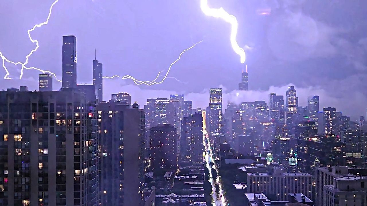 Apokalyptische Szenen: Gewaltige Blitze erhellen Chicagos Skyline