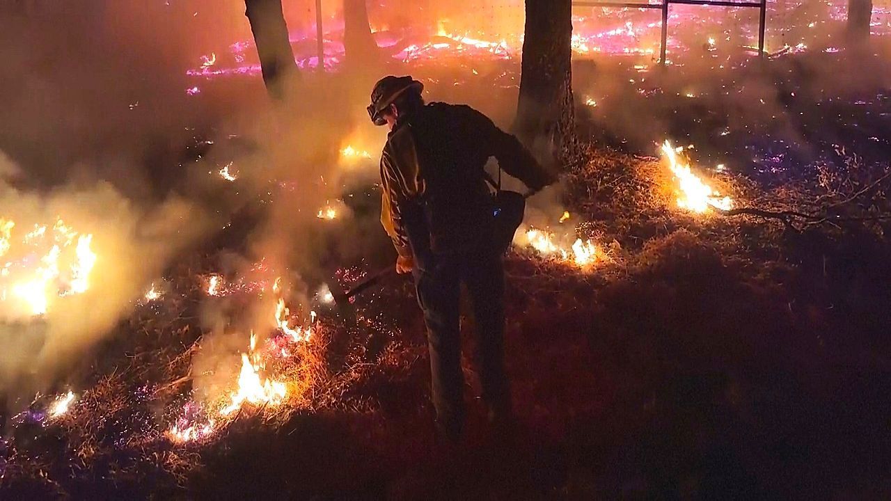 Video: Schwierige Löscharbeiten: Waldbrände in Kalifornien führen zu Evakuierungen