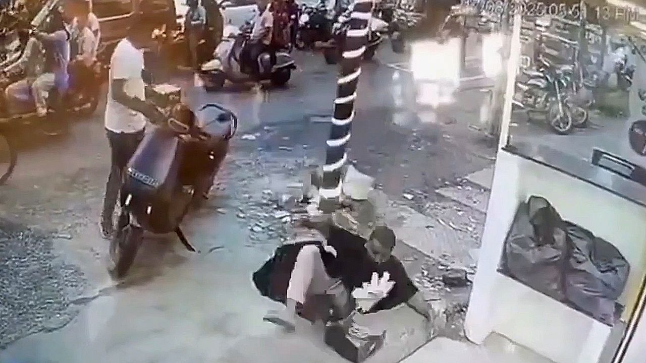 Video: Vom Erdboden verschluckt: Gehsteig stürzt unter Mann ein – Passant hat Glück