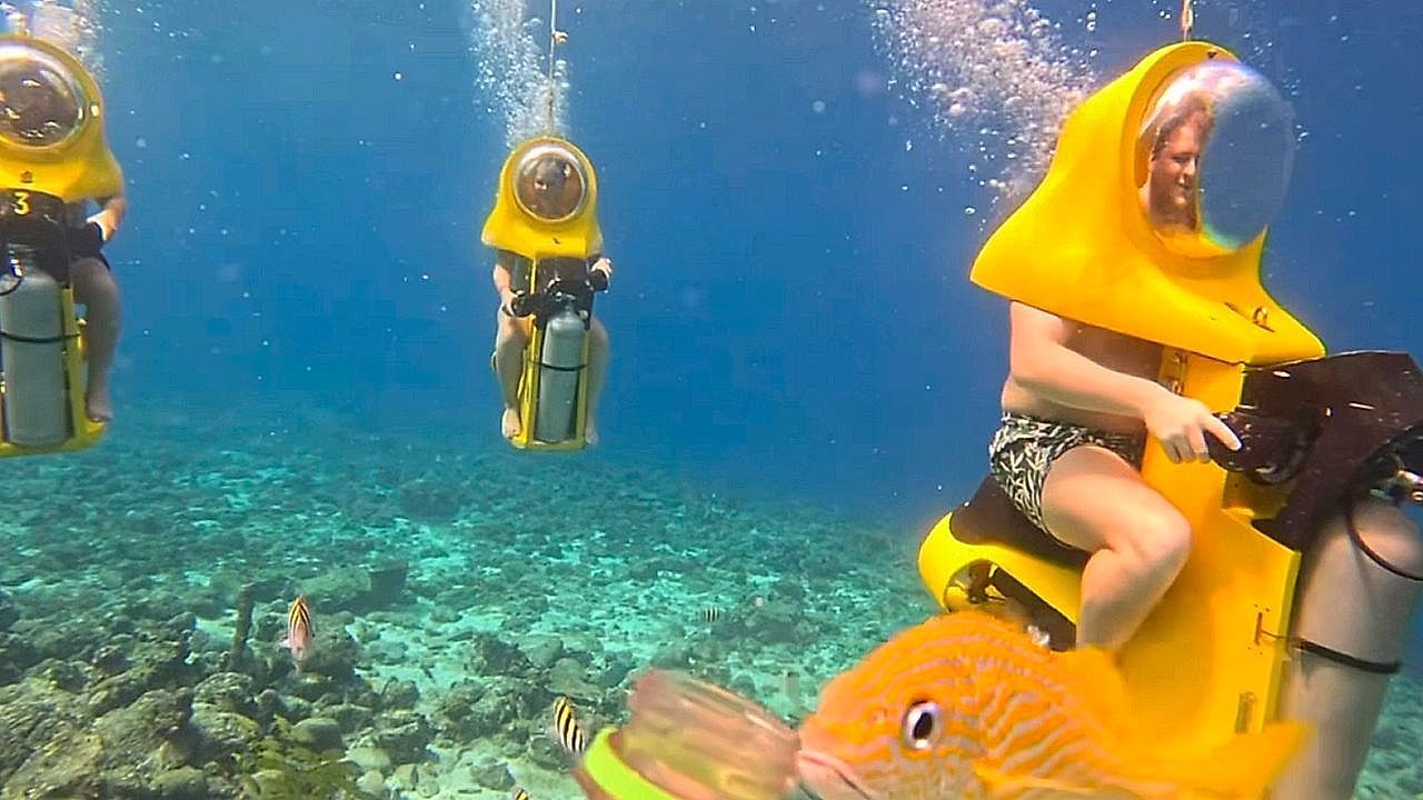 Video: Friends ride underwater scooters in Curaçao waters
