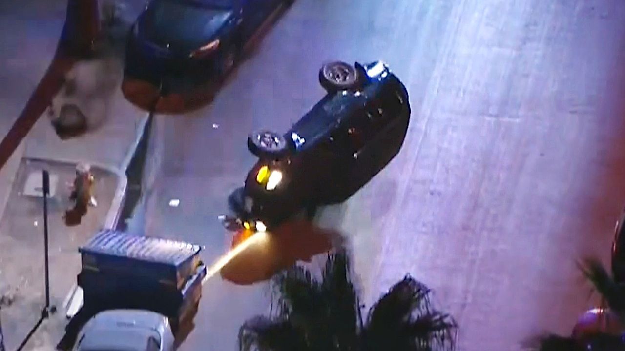 Video: Abgehoben: Verdächtiger überschlägt sich bei Verfolgungsjagd in Los Angeles