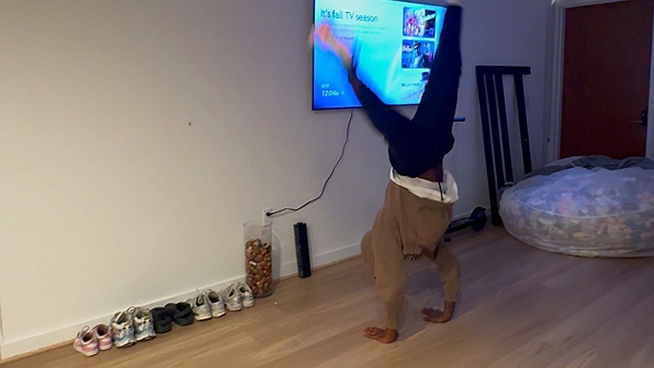 Video: Mann schlägt Rad im Wohnzimmer – Turnstunde endet im TV-Crash
