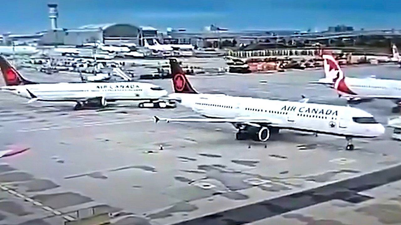 Parklücke zu eng: Boeing an Schlepper knallt gegen zwei Flugzeuge