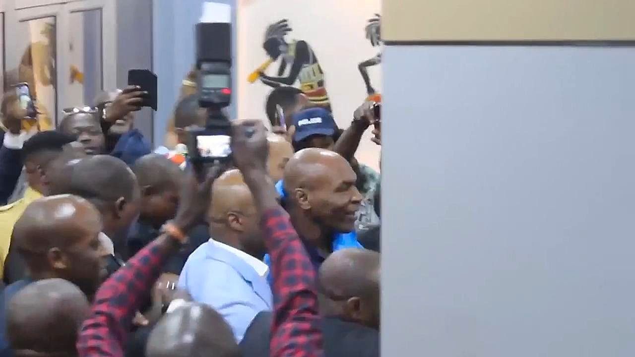 Mike Tyson desembarca em Kinshasa antes do evento Rumble in the Jungle