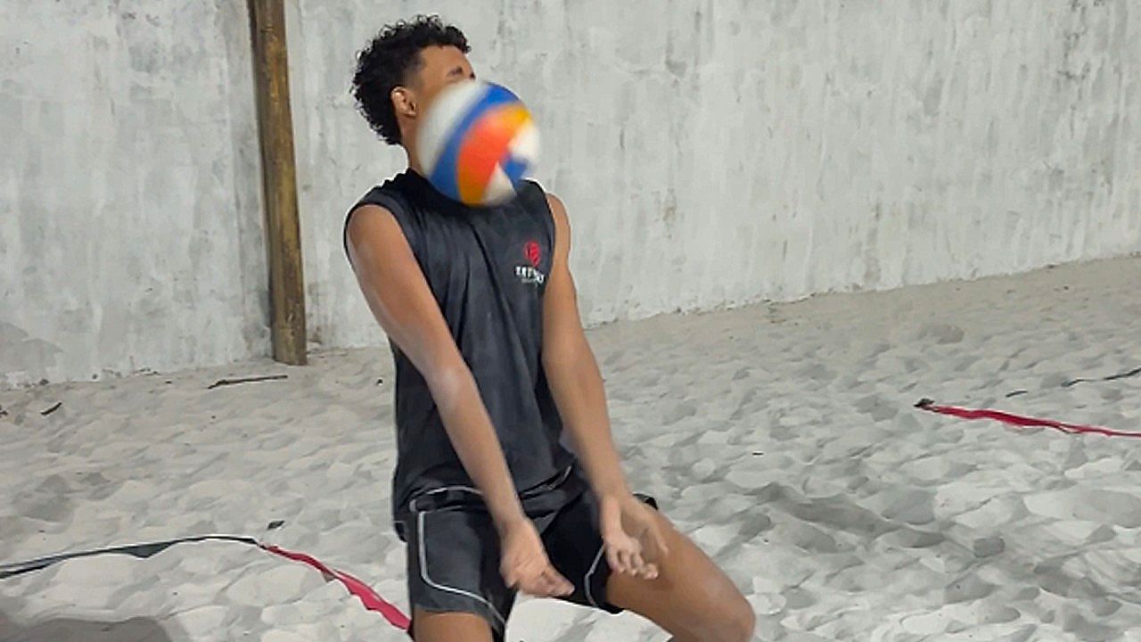 Video: Volltreffer: Volleyball-Spieler verschätzt sich komplett