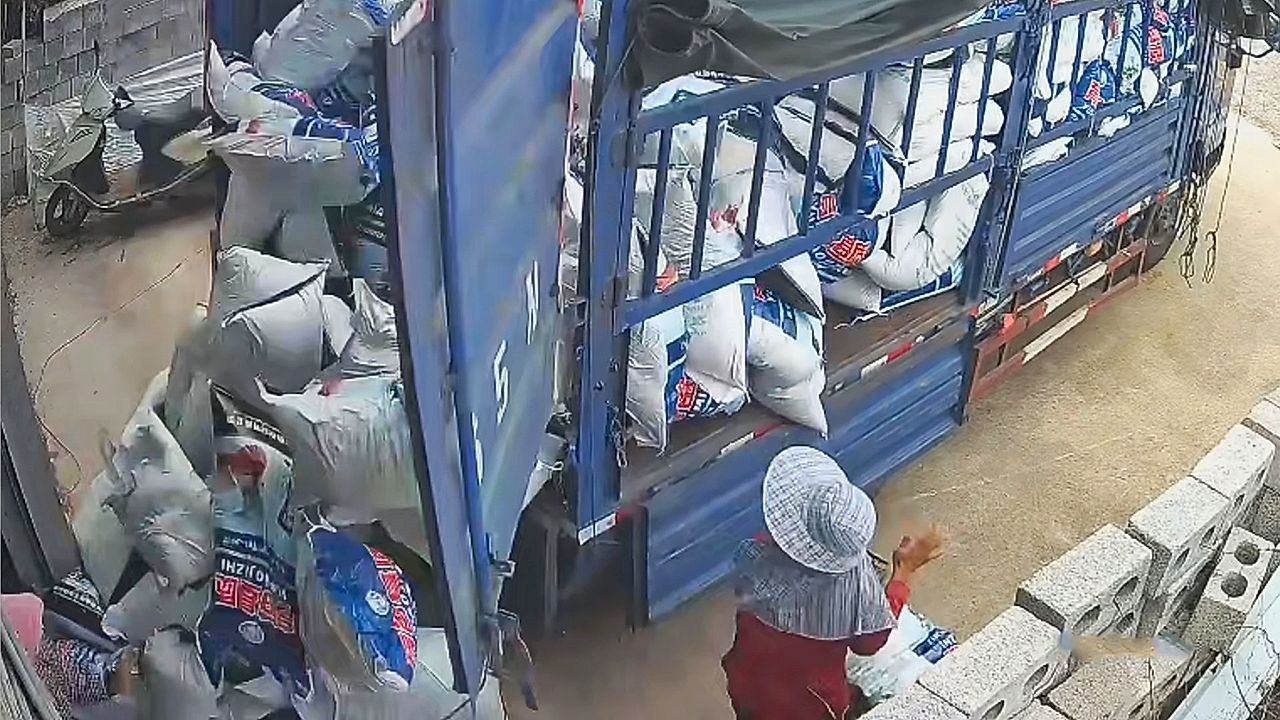 Video: Lucky women narrowly avoid disaster as truck cargo collapses in China