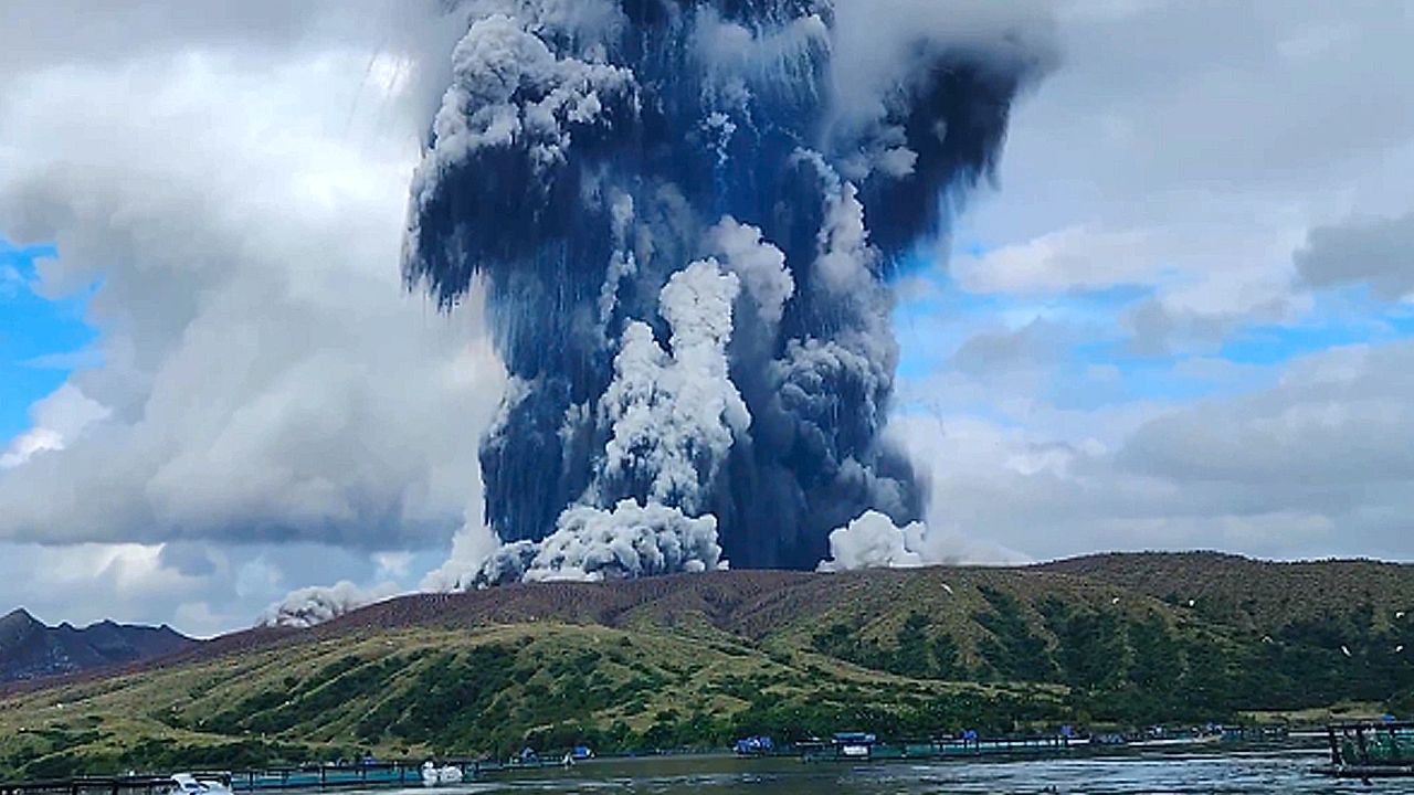 Vulkan bricht aus: Fischer fliehen in Panik vor gewaltiger Aschewolke