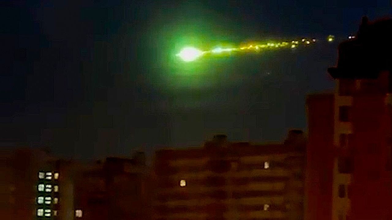 Video: Mysterious green fireball causes speculation in Moscow