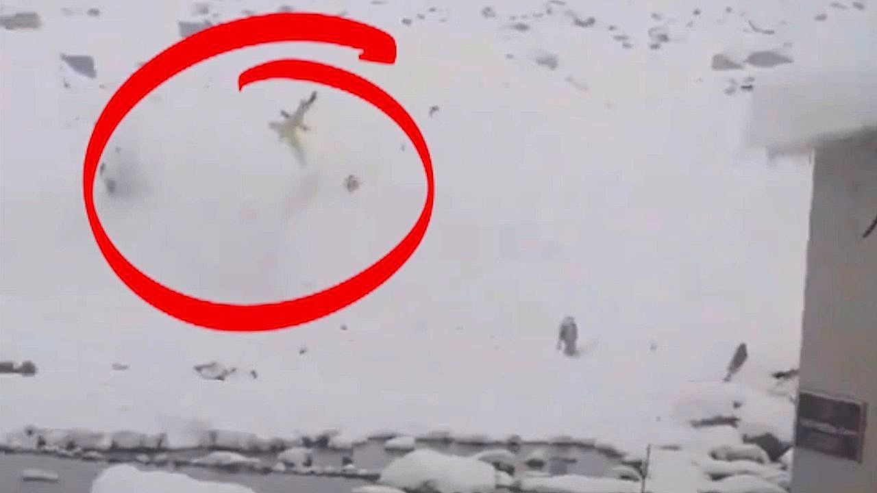Helicopter crash-lands near Mount Everest during rescue mission