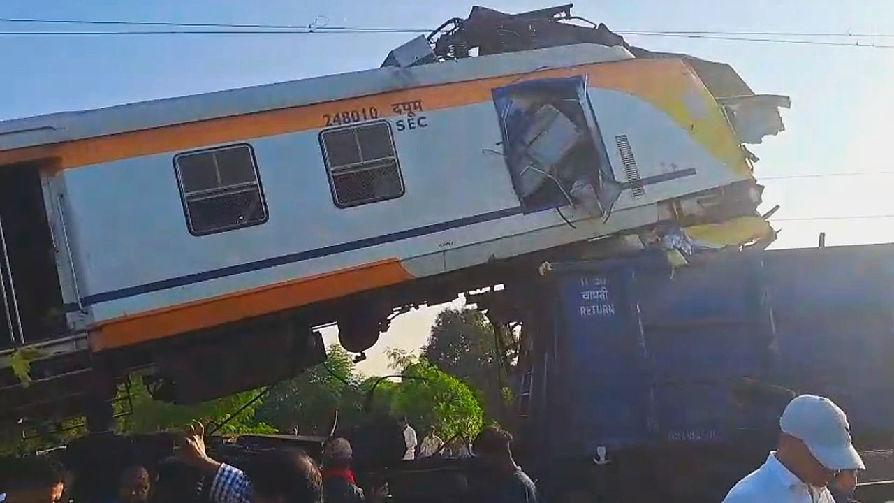 Zugunglück in Indien: Mindestens elf Tote