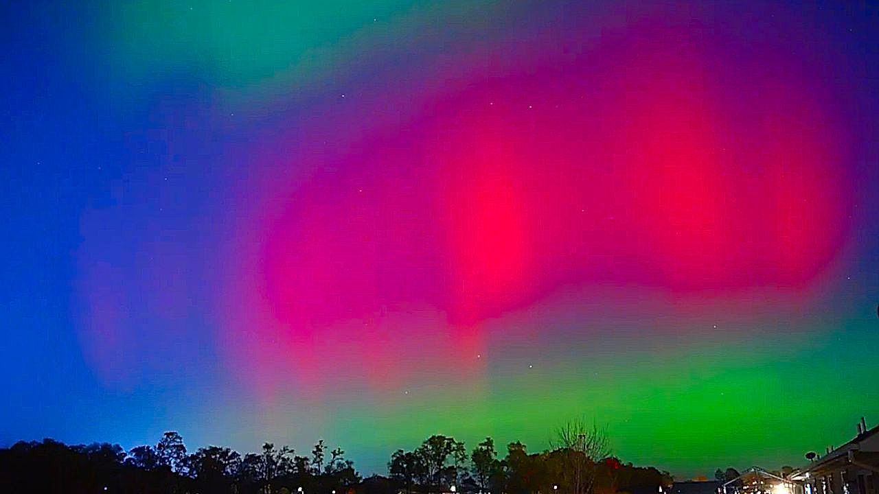 Video: Spectacular northern lights illuminates night skies over Iowa