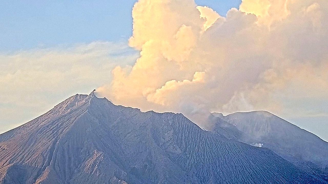 4.400 Meter hohe Aschewolke: Vulkan Sakurajima in Japan ausgebrochen