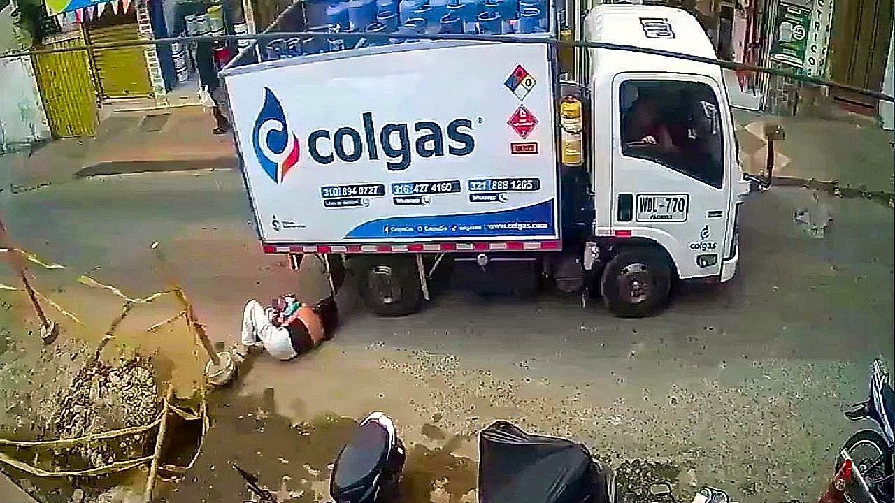 Video: Mother and baby narrowly escape lorry accident in Colombia