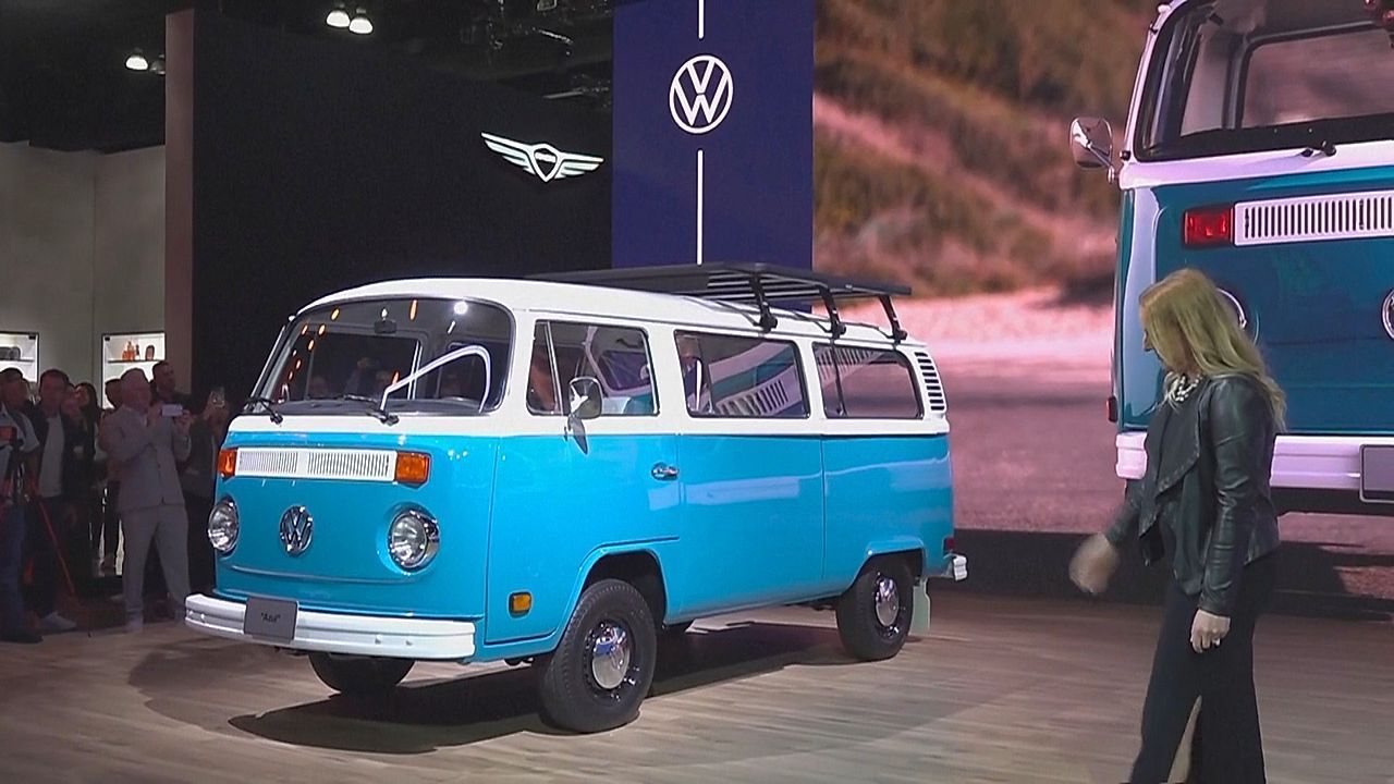 Nach „Palisades Fire“ in Kalifornien: Blauer Kult-VW-Bus kehrt neu zurück