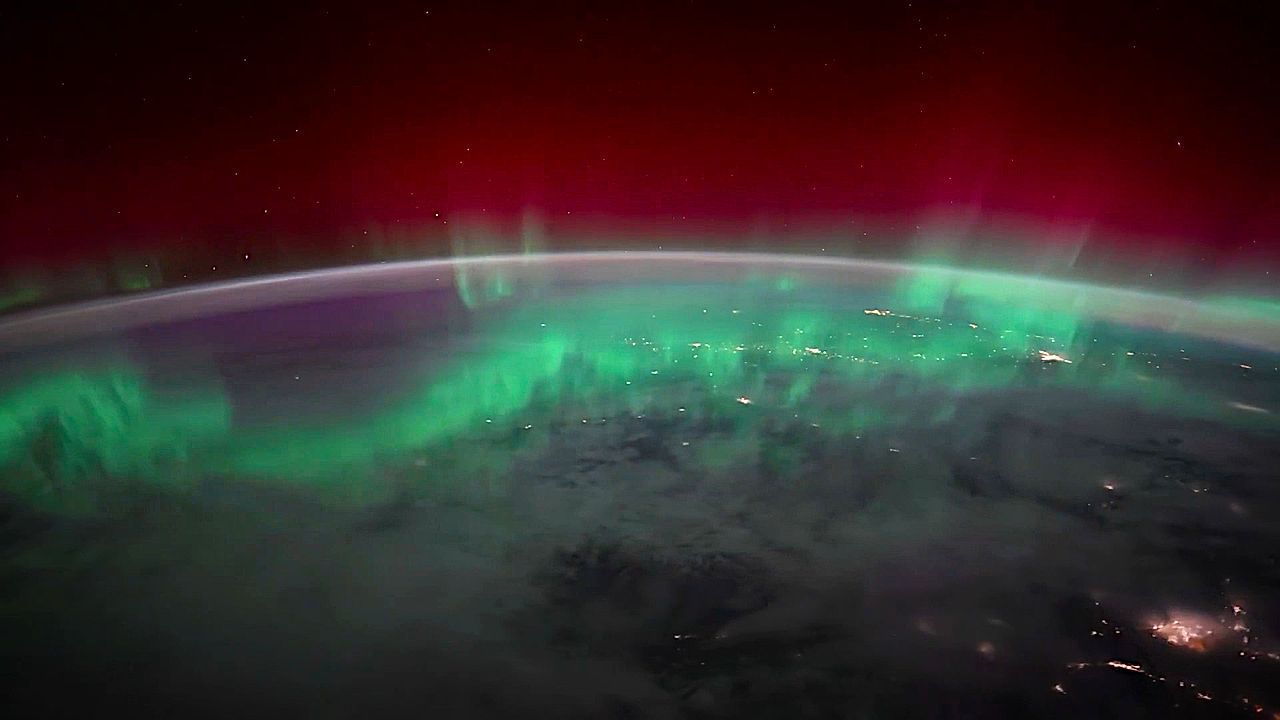 ISS astronaut films stunning aurora light show from orbit