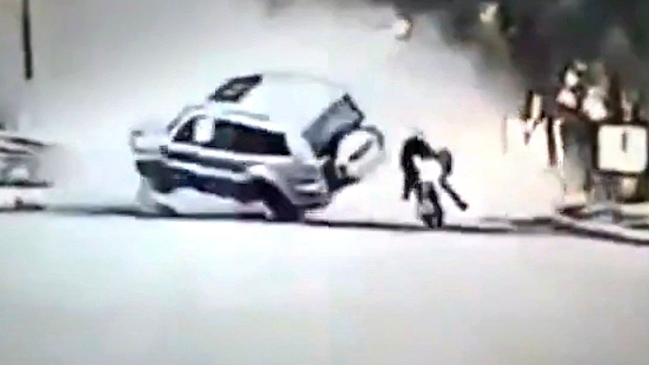 Video: Wie im Action-Film: Auto hebt ab – Motorradfahrer hat unfassbares Glück