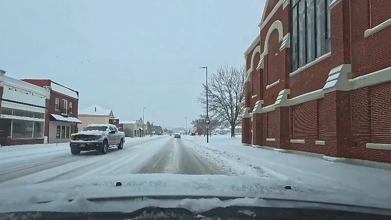 Video: Schneechaos nach Thanksgiving: Wintersturm legt Chicago lahm