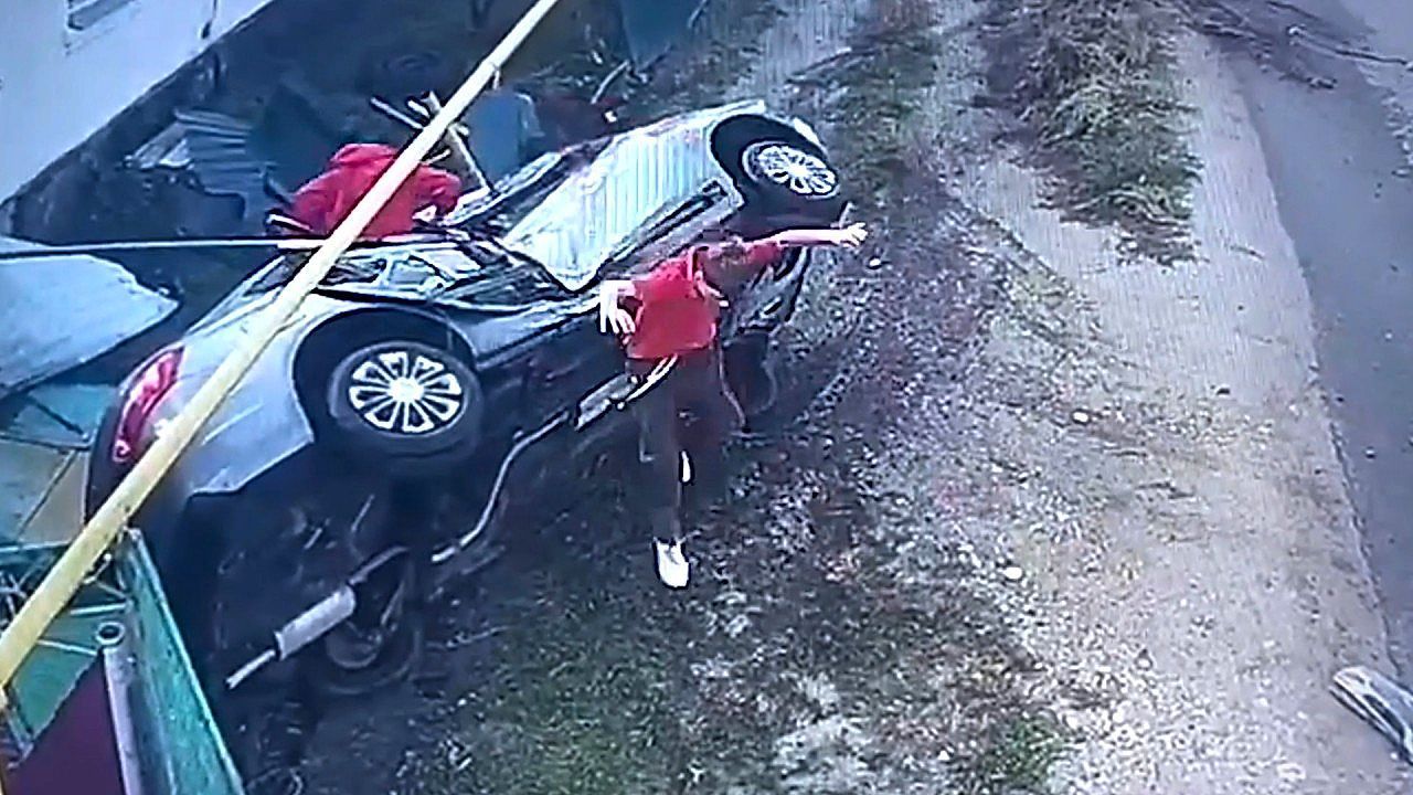 Rasendes-Auto-kommt-von-der-Stra-e-ab-Teenager-haben-unglaubliches-Gl-ck