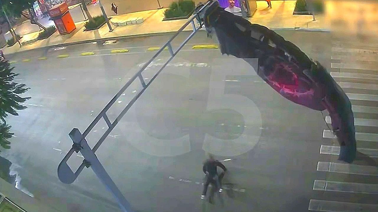 US-Parachutist-left-dangling-after-urban-jump-goes-wrong-in-Mexico-City