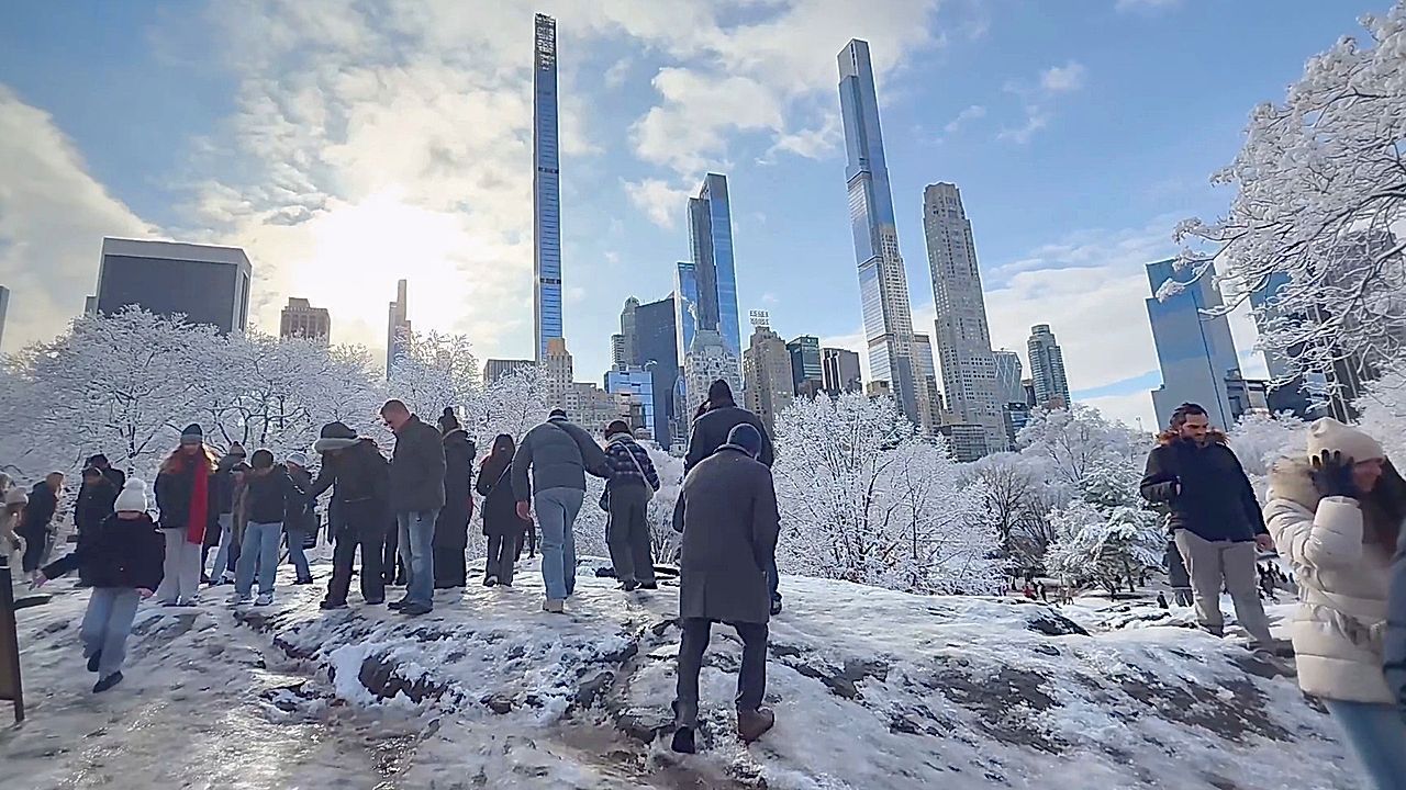 Video: New York City hit with heavy snow
