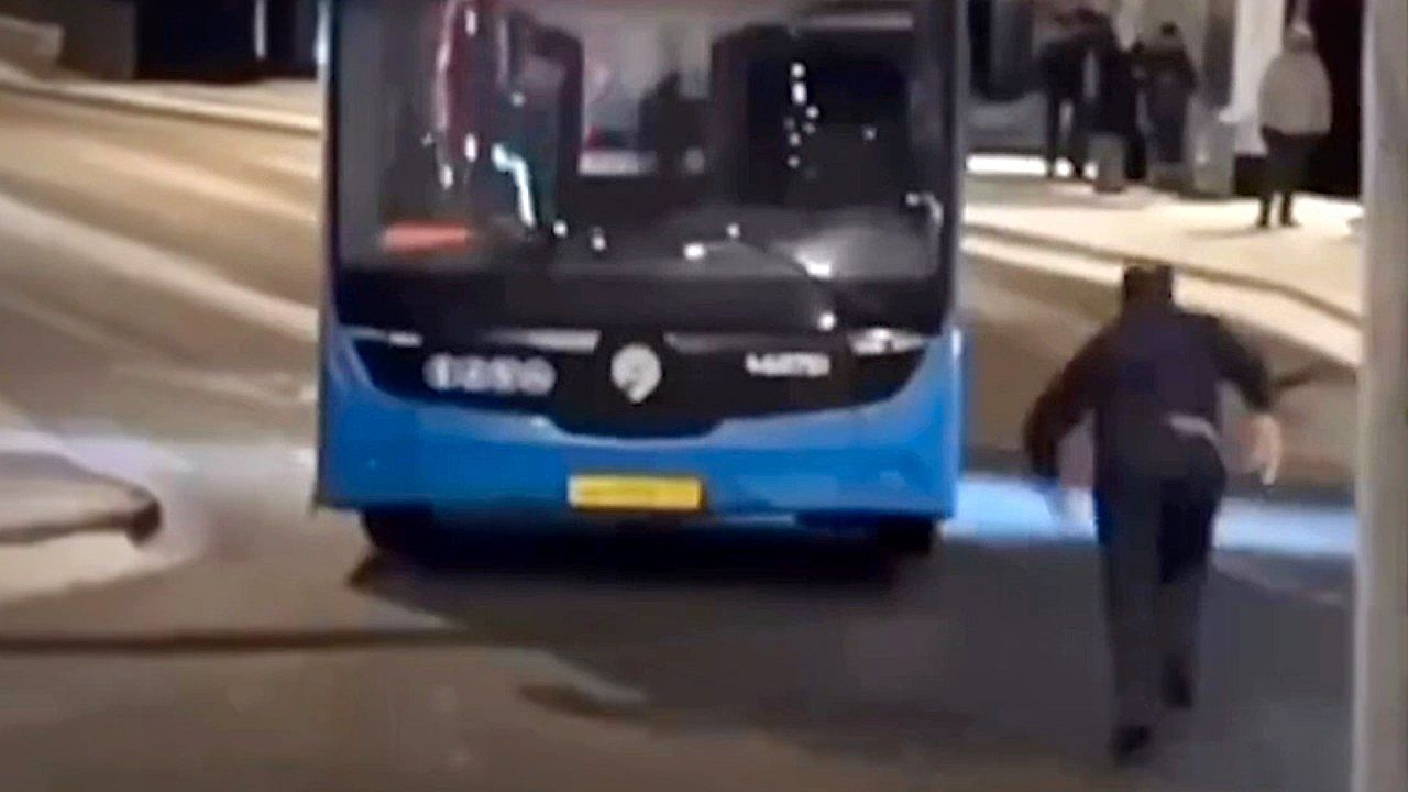 Runaway-bus-sparks-panic-with-driver-chasing-after-it
