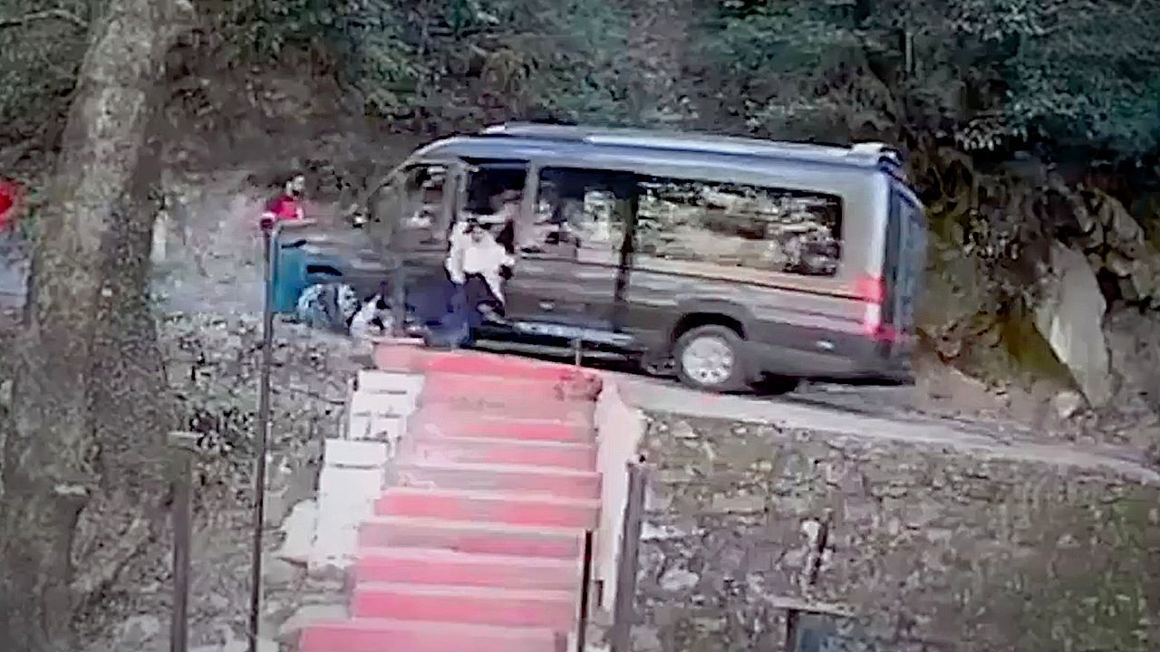 Passagiere sprangen aus Fahrzeug: Bus rollt rückwärts auf Abhang zu