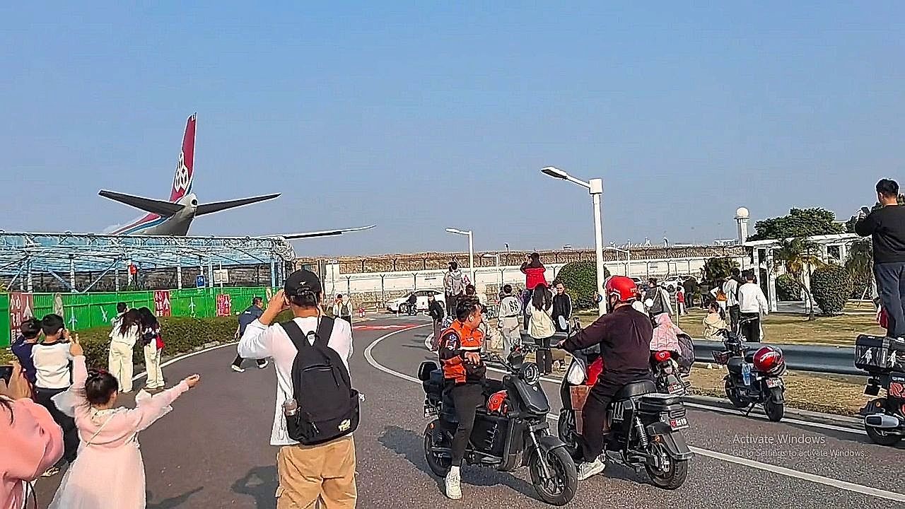 Plane-takeoff-unleashes-unexpected-chaos-for-onlookers-near-runway