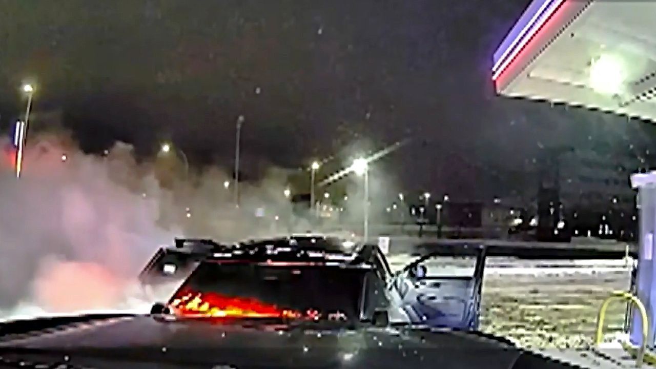 Brennend weggeschoben: Polizei verhindert E-Auto-Katastrophe an Tankstelle