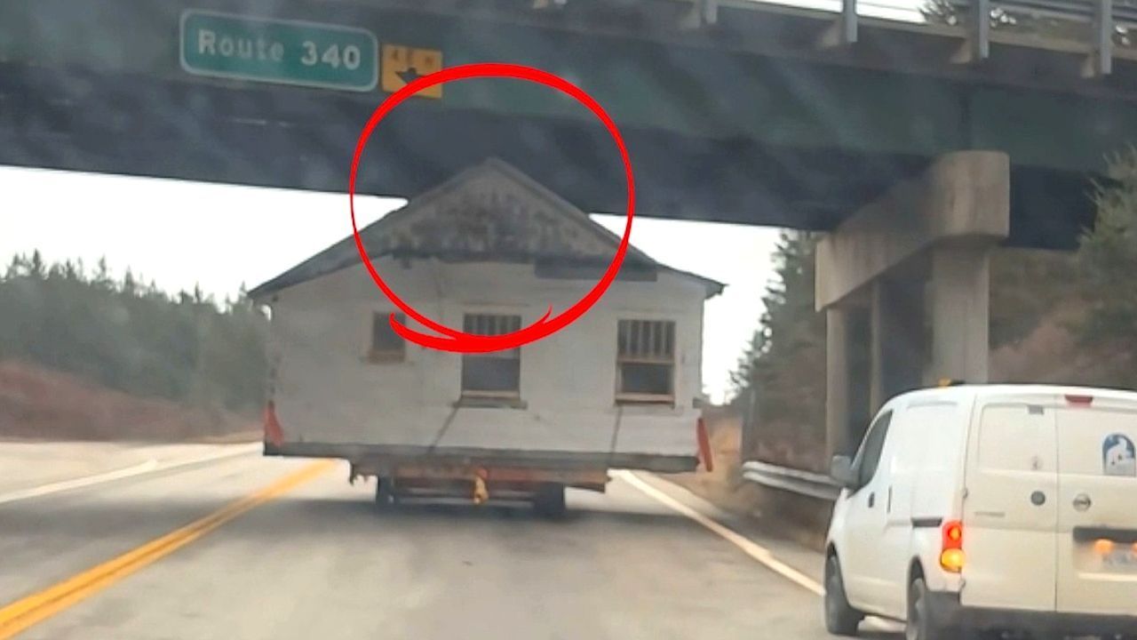 Zu-hoch-Haus-kracht-beim-Transport-gegen-Autobahnbr-cken