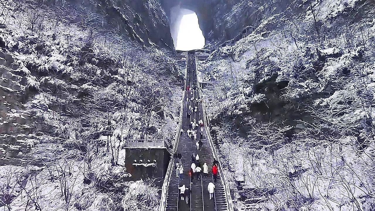 Video: Eisiges Spektakel: Schnee verwandelt Chinas berühmte Zhangjiajie-Berge