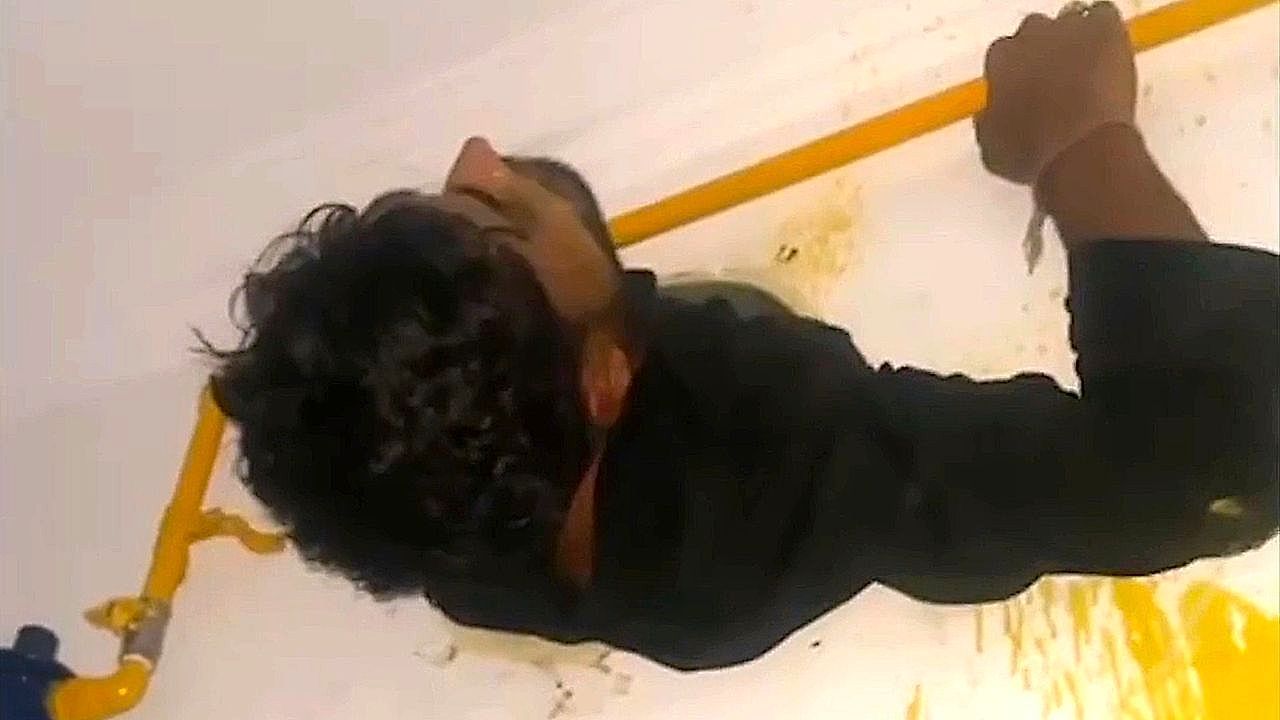 Peinliche-Panne-Einbrecher-bleibt-in-K-chenwand-stecken