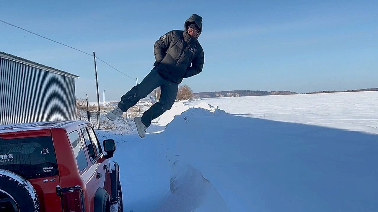 Mann-will-in-weichen-Tiefschnee-springen-und-erlebt-knallharte-berraschung