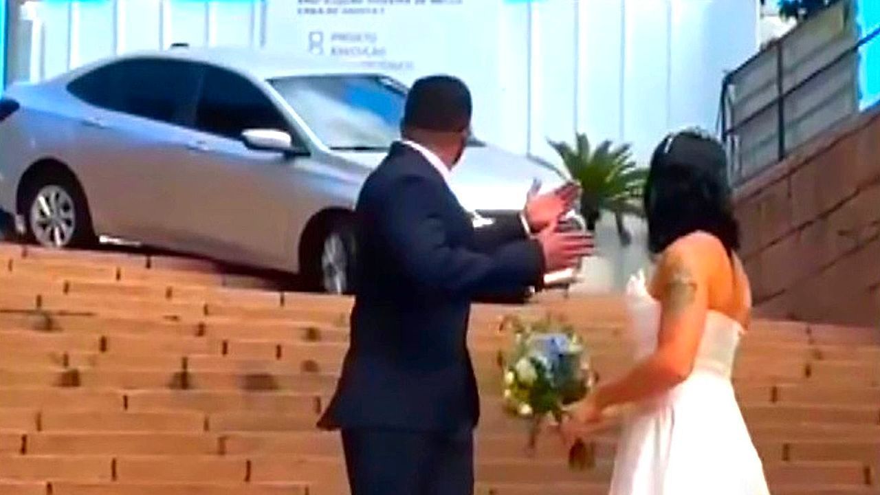 Video: Fotobombe auf vier Rädern: Auto ruiniert Hochzeitsbilder