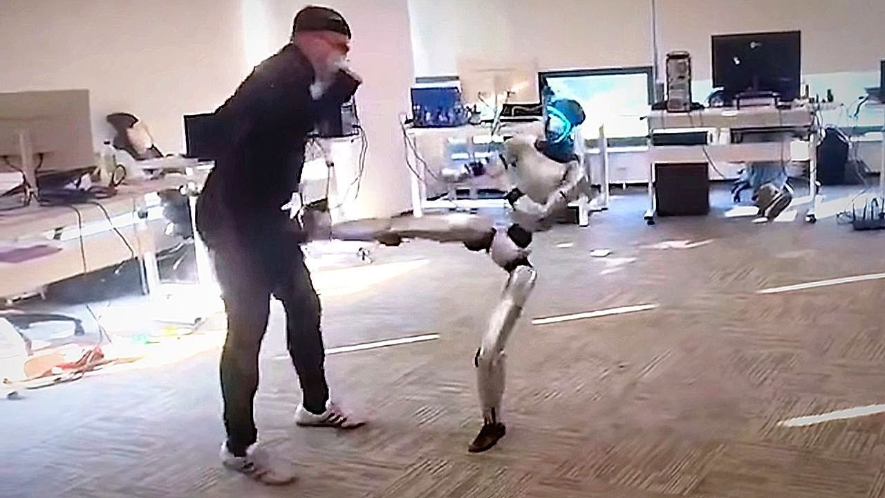 Video: Tiefschlag im Labor: Roboter tritt Ingenieur genau in die Weichteile