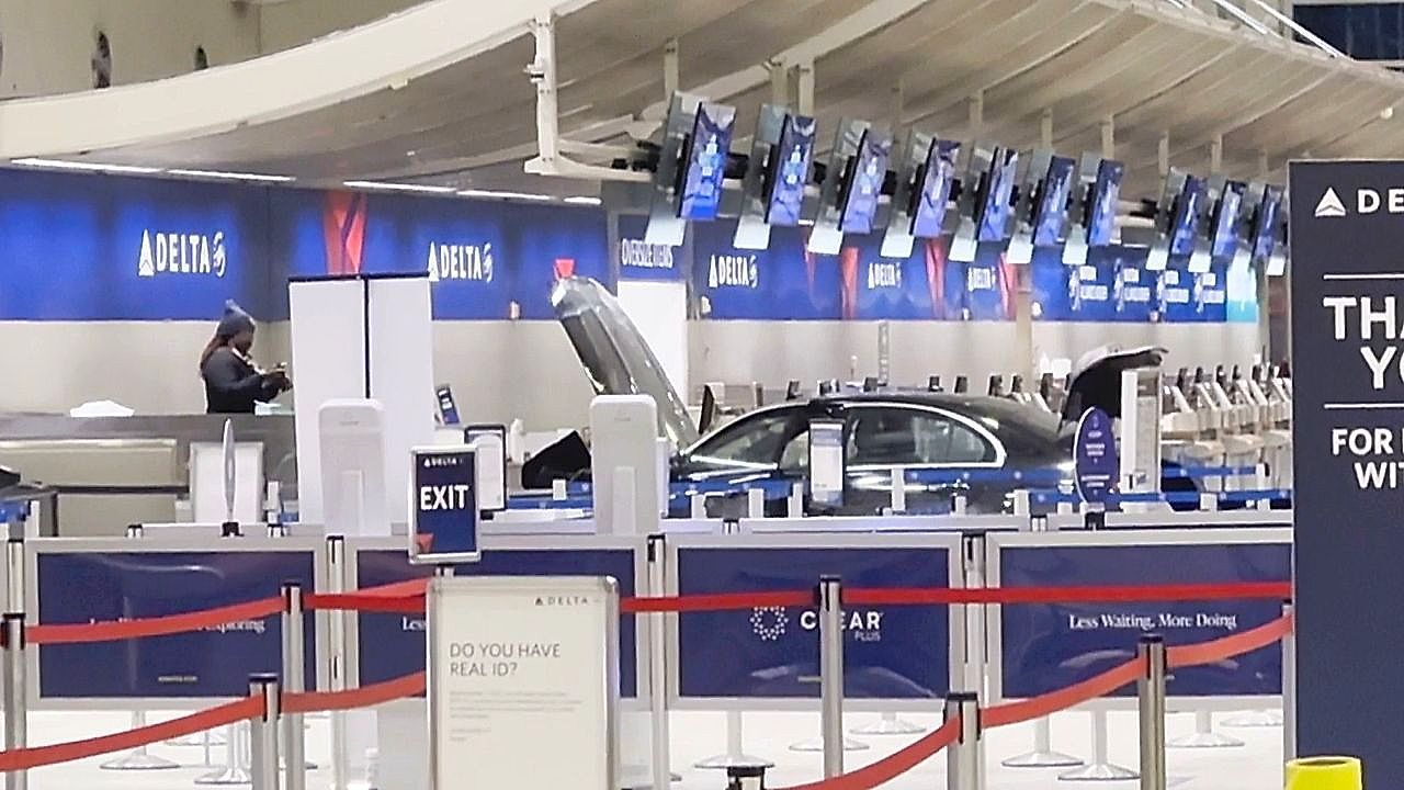 Video: Auto kracht in Detroit in Flughafen-Terminal – sechs Menschen verletzt