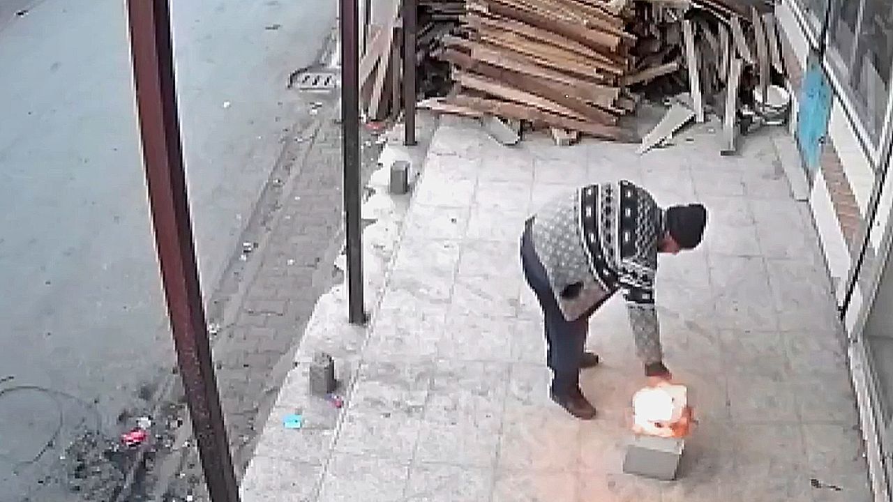 Video: Explosiver Tee: Mann schüttet Benzin in die Glut