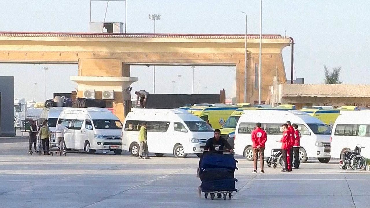 Video: Grenzübergang Rafah geöffnet: Dutzende Palästinenser kehren nach Gaza zurück