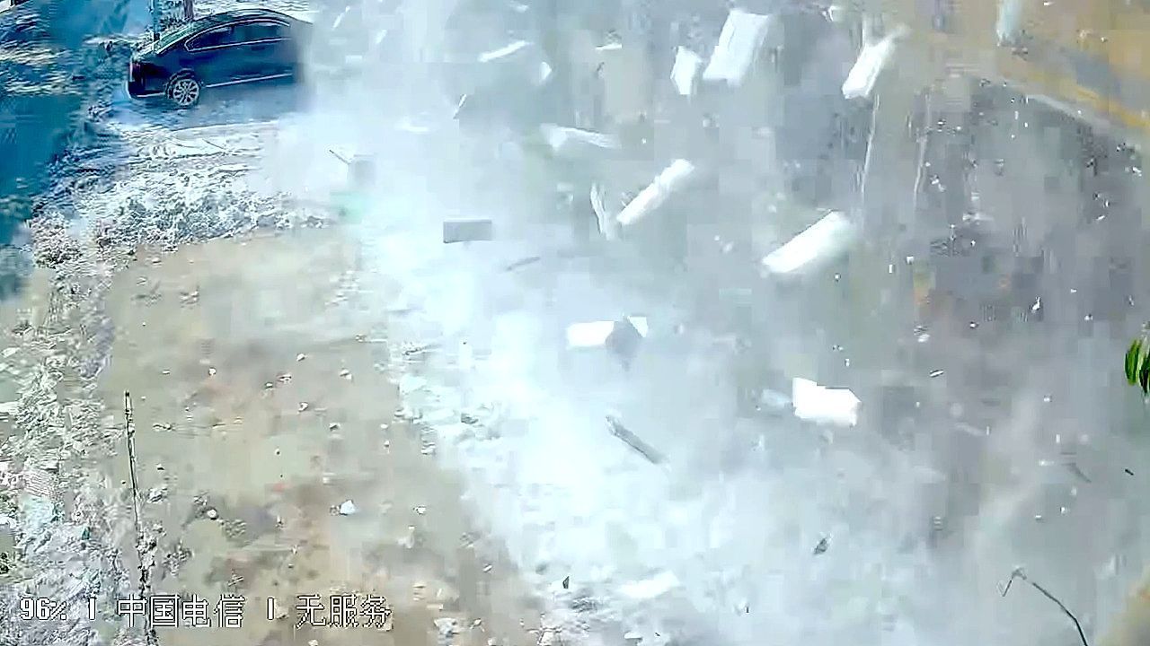 Video: Schrecksekunde: Dachlawine verfehlt Autofahrer nur knapp