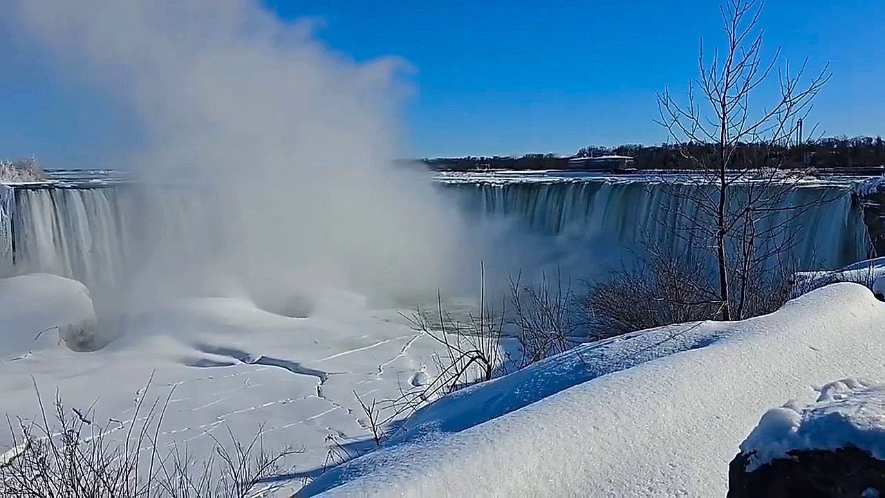 Legendary-Niagara-Falls-partially-frozen-for-a-stunning-view
