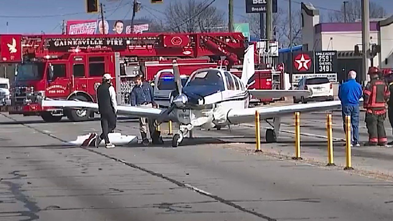 Video: Mitten im Berufsverkehr: Flugzeug landet in Georgia auf Straße und rammt drei Autos
