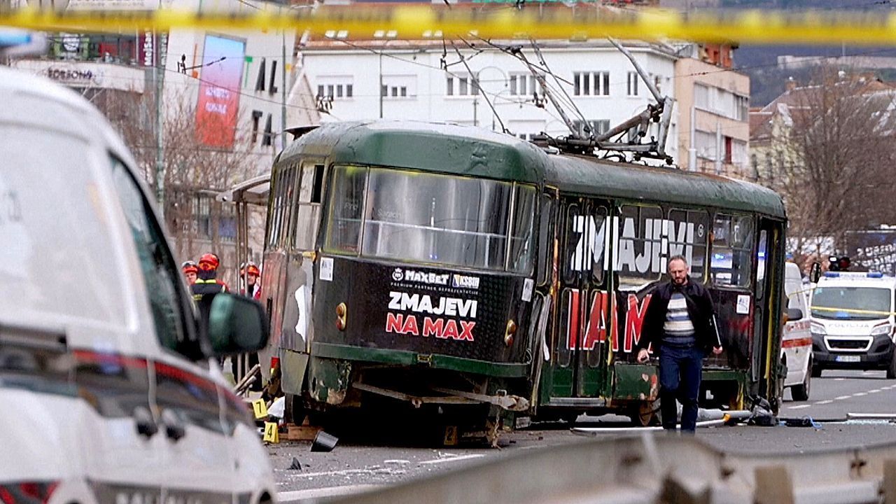 Video: Schockmoment in Sarajevo: Tram entgleist und rast in Haltestelle