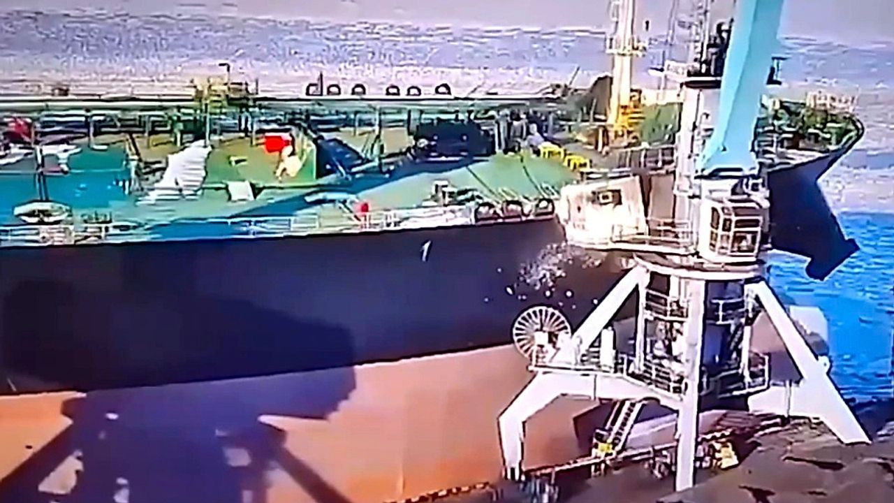 Video: Kollision im Hafen: Öltanker rammt Kaimauer in Russland