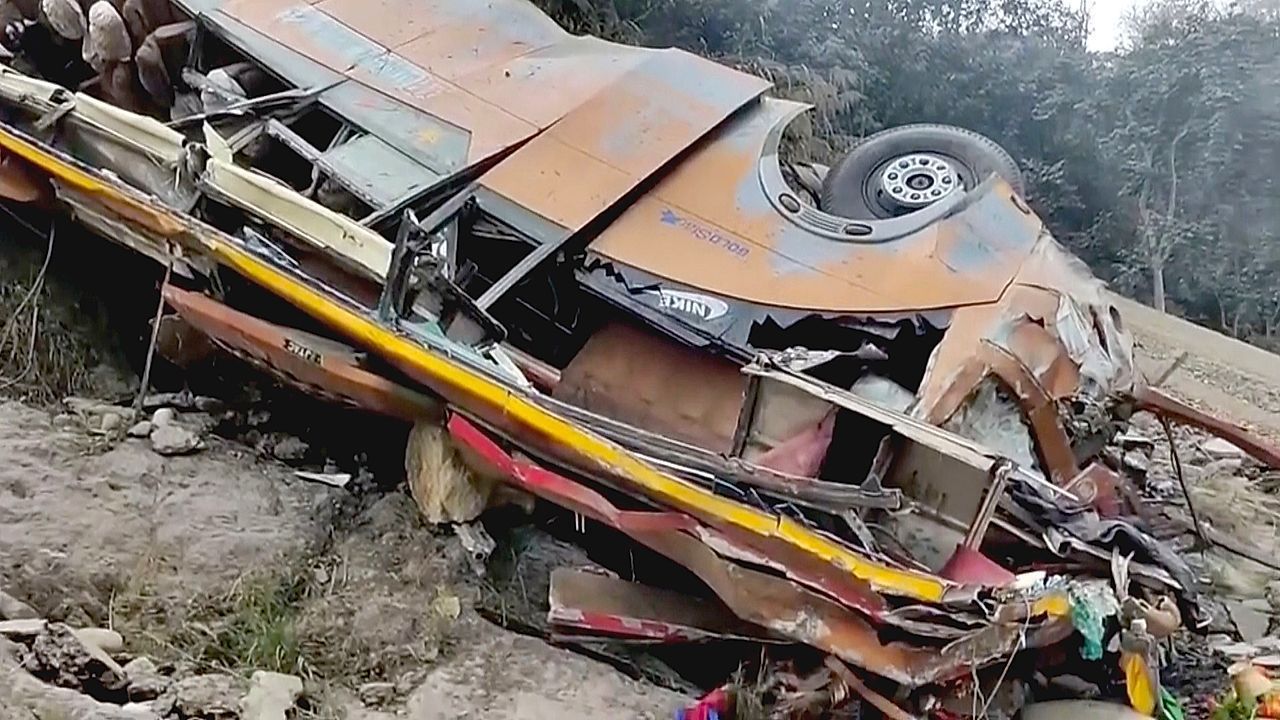 Video: 200 Meter hinabgestürzt: Viele Tote bei Busunglück in Nepal
