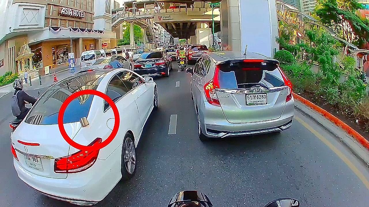 Video: Smartphone liegt auf fahrendem Auto: Motorradfahrer wird zum Retter