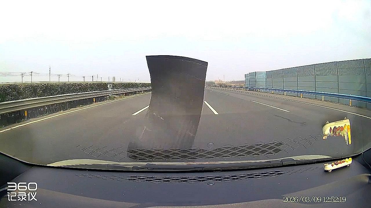 Video: Gefährlicher Blindflug: Gummimatte knallt auf Autobahn gegen Windschutzscheibe