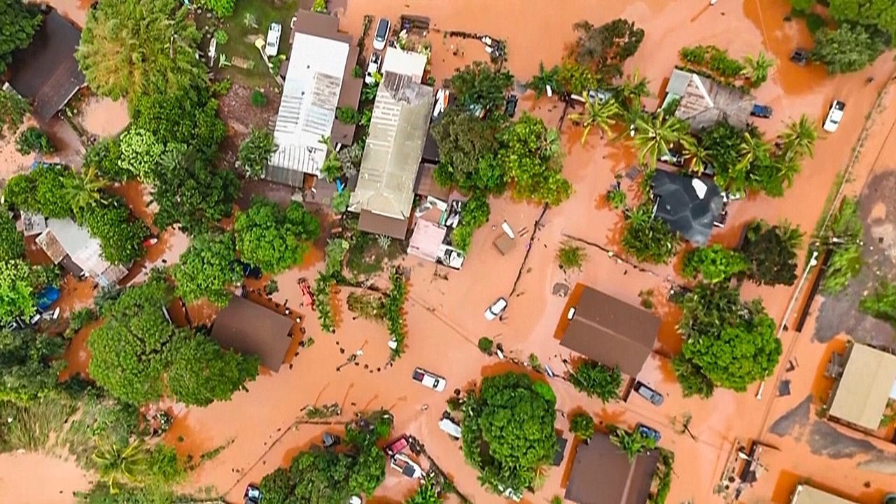 Video: Hawaii versinkt in Sturzfluten: Tausende müssen Häuser verlassen