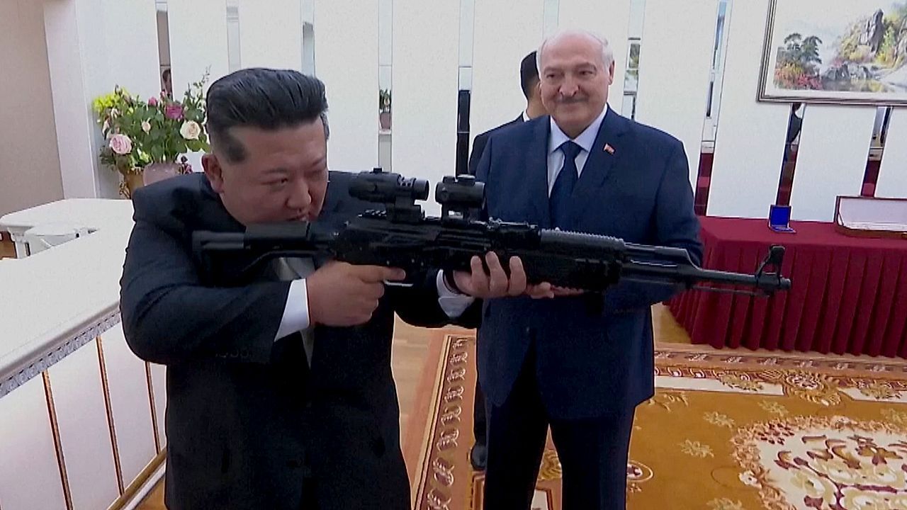 Video: „Für den Fall, dass Feinde auftauchen“: Lukaschenko macht Kim Jong Un gewaltiges Geschenk