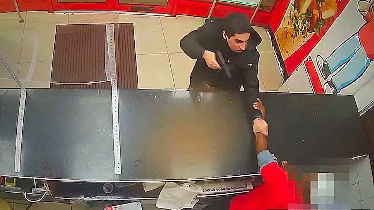 Video: Knoblauchsoße fehlte: 18-Jähriger bedroht Imbissmitarbeiter mit Spielzeugpistole