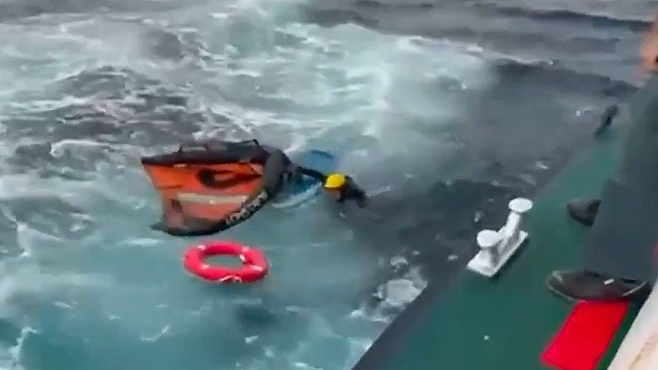 Video: Vom Wind abgetrieben: Wingsurfer wird drei Kilometer vor der Küste gerettet