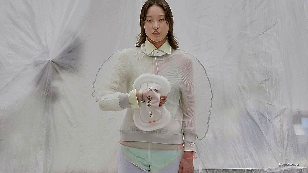 Video: Goodbye to stress: A new futuristic accessory that slows your heart hate